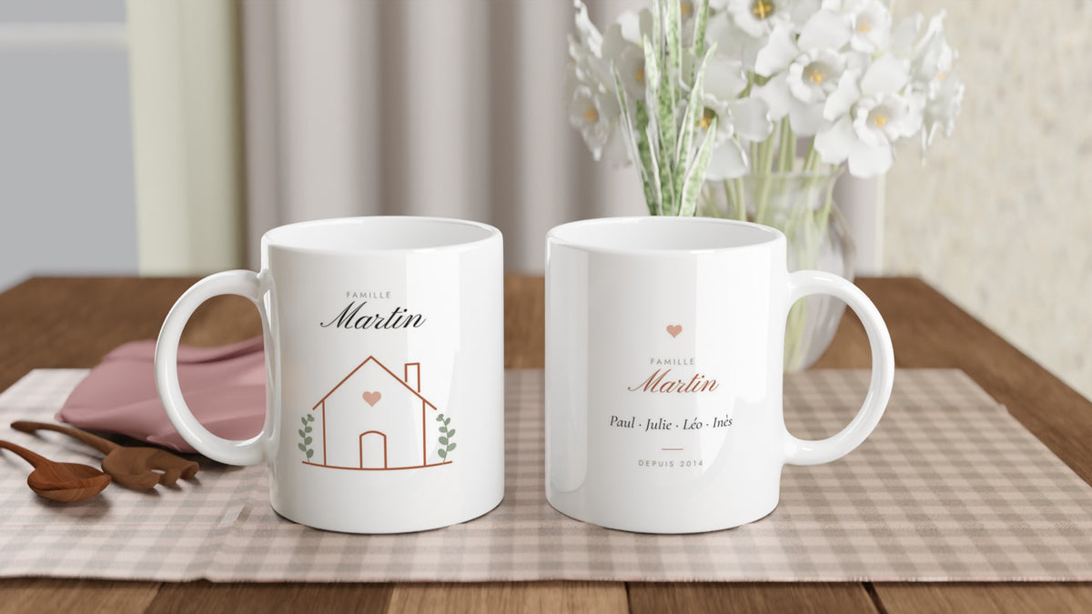 Deux mugs famille personnalisés Maison sur une table