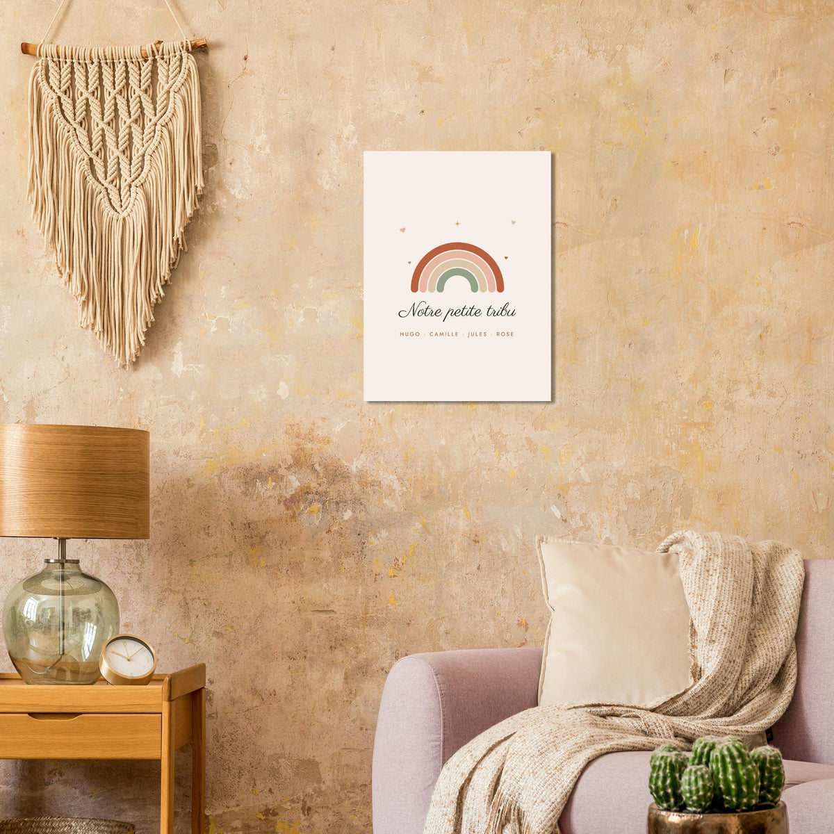 Affiche famille personnalisée Arc-en-ciel accrochée au mur d’un salon
