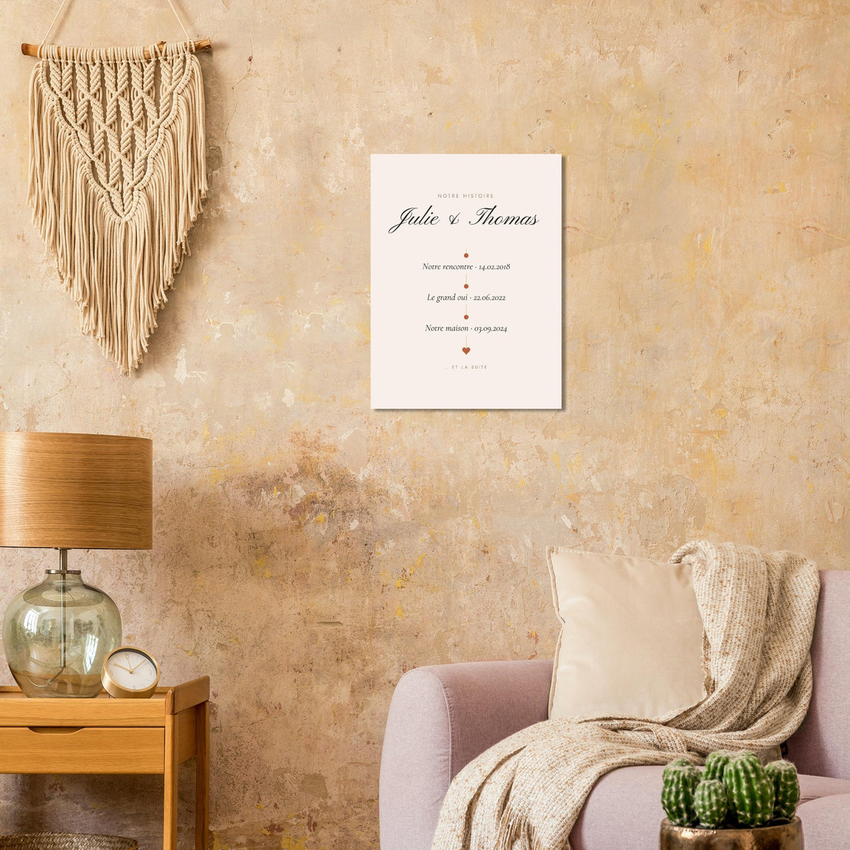 Affiche couple personnalisée Notre histoire accrochée au mur d’un salon