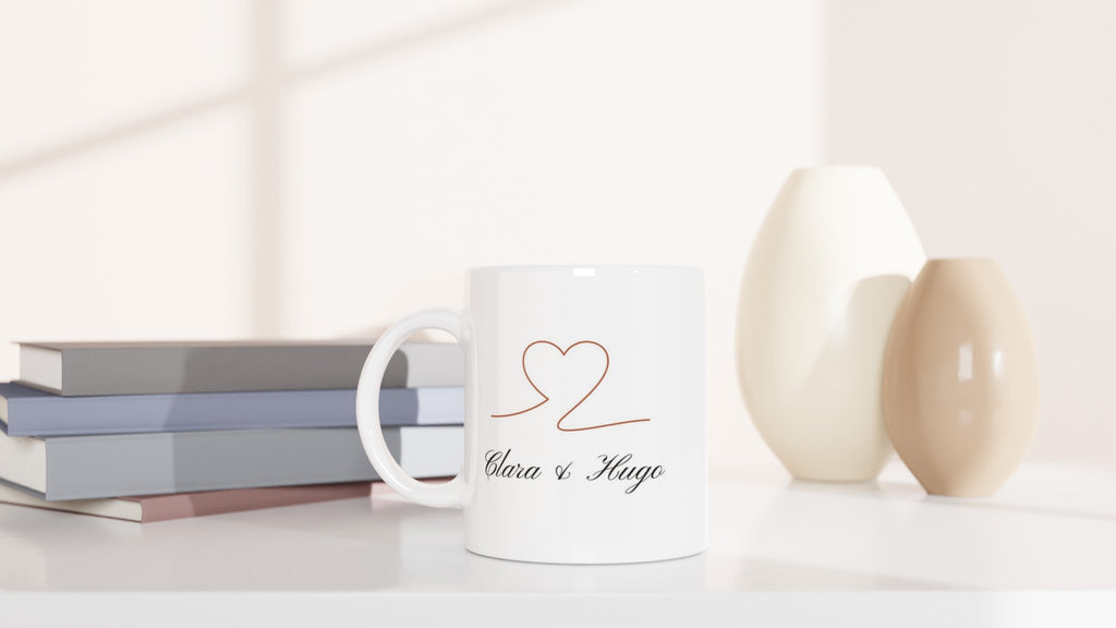 Mug couple personnalisé Cœur posé près de livres et d’un vase
