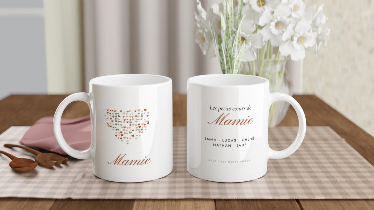 Deux mugs Les petits cœurs de Mamie personnalisés sur une table