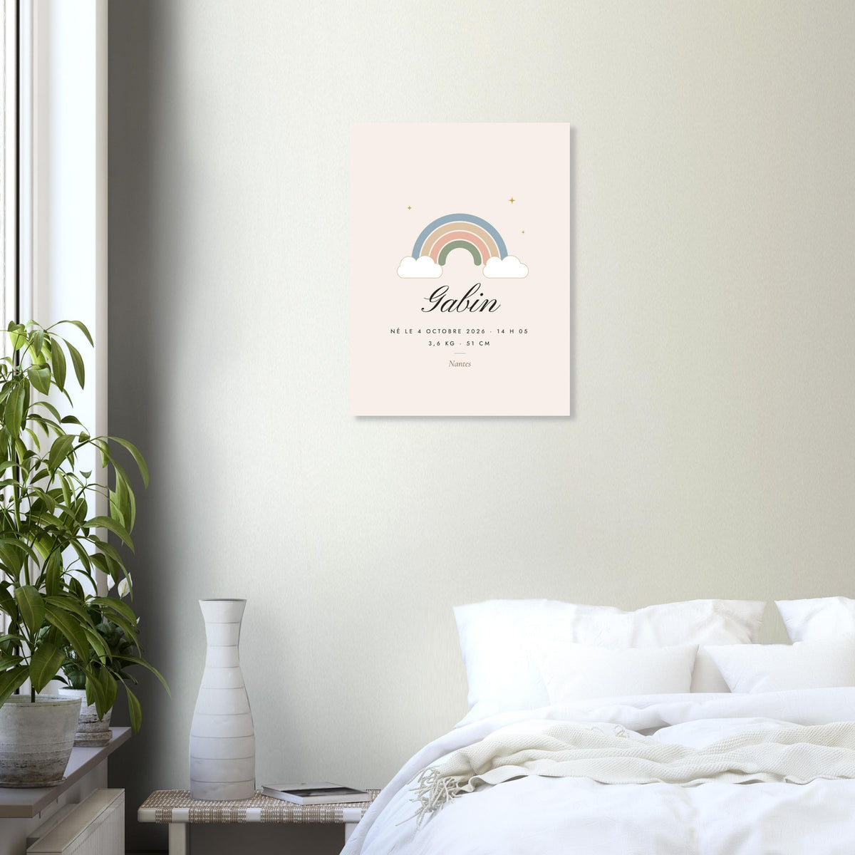 Affiche de naissance personnalisée Arc-en-ciel accrochée au-dessus d’un lit