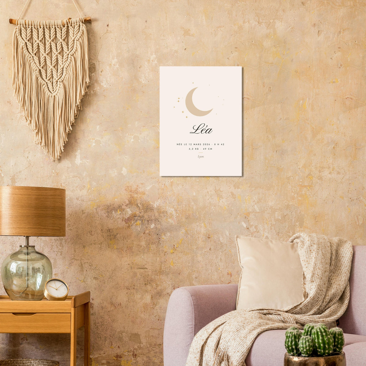 Affiche de naissance personnalisée Lune accrochée au mur d’un salon