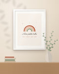 Affiche famille personnalisée Arc-en-ciel, encadrée dans un intérieur
