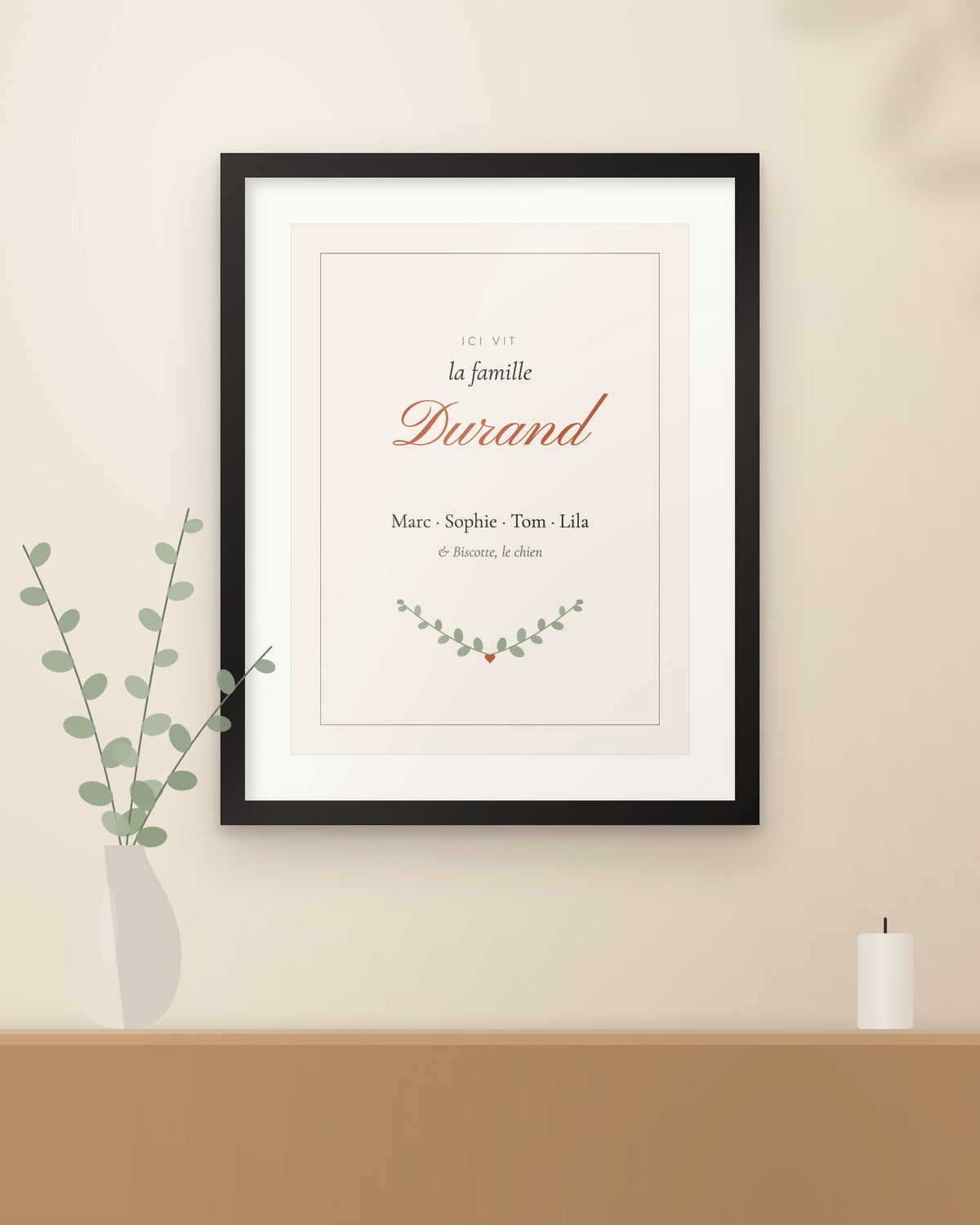 Affiche famille personnalisée Ici vit la famille, encadrée dans un intérieur