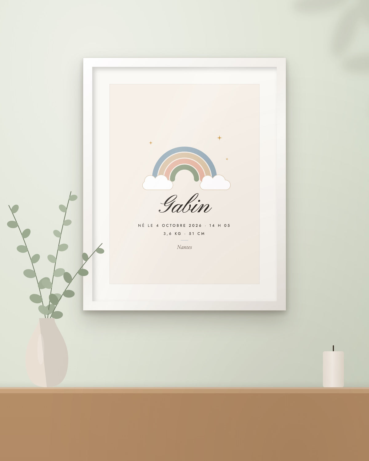 Affiche de naissance personnalisée Arc-en-ciel, encadrée dans une chambre